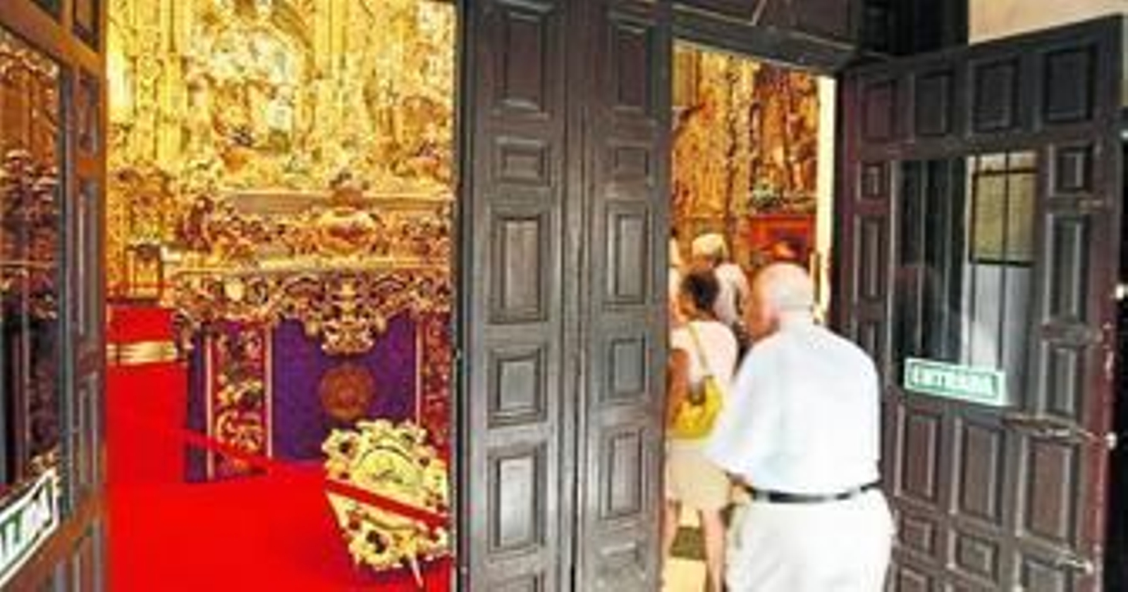 El paso de Afligidos preside estos días el centro de la iglesia de La Pastora, que con motivo de esta exposición abrió de nuevo ayer sus puertas al público.