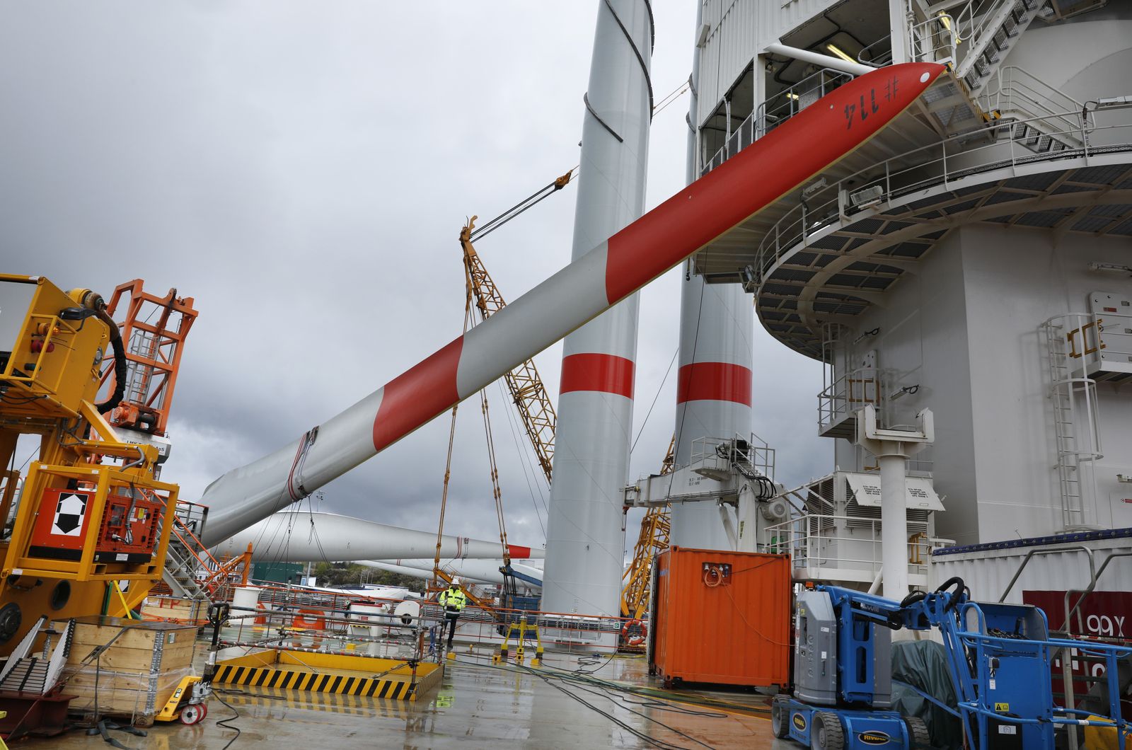 Puerto Real, presente en la estación eólico marina Wikinger