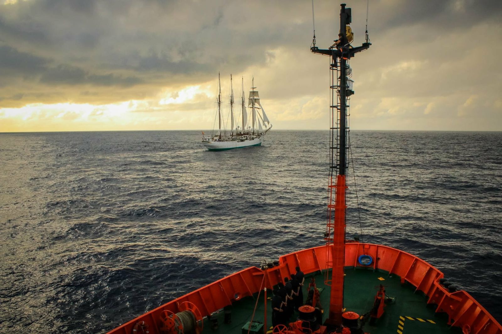 Encuentro del 'Elcano y el 'Hespérides'.