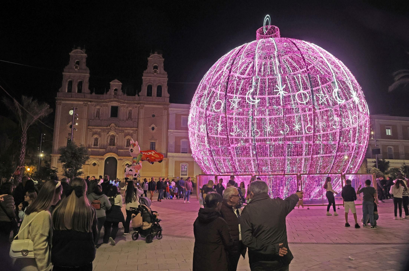 Imágenes de la nevada y alumbrado navideño en Huelva
