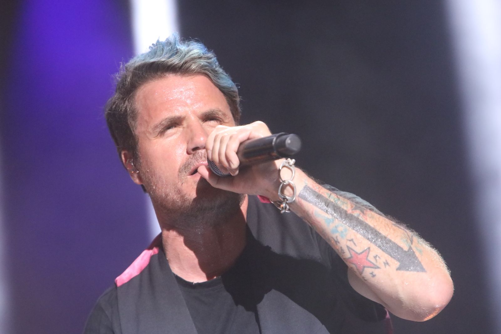 El ex componente de El Canto del Loco presentó su gira ‘Grandes éxitos y pequeños desastres’ en Sancti Petri.