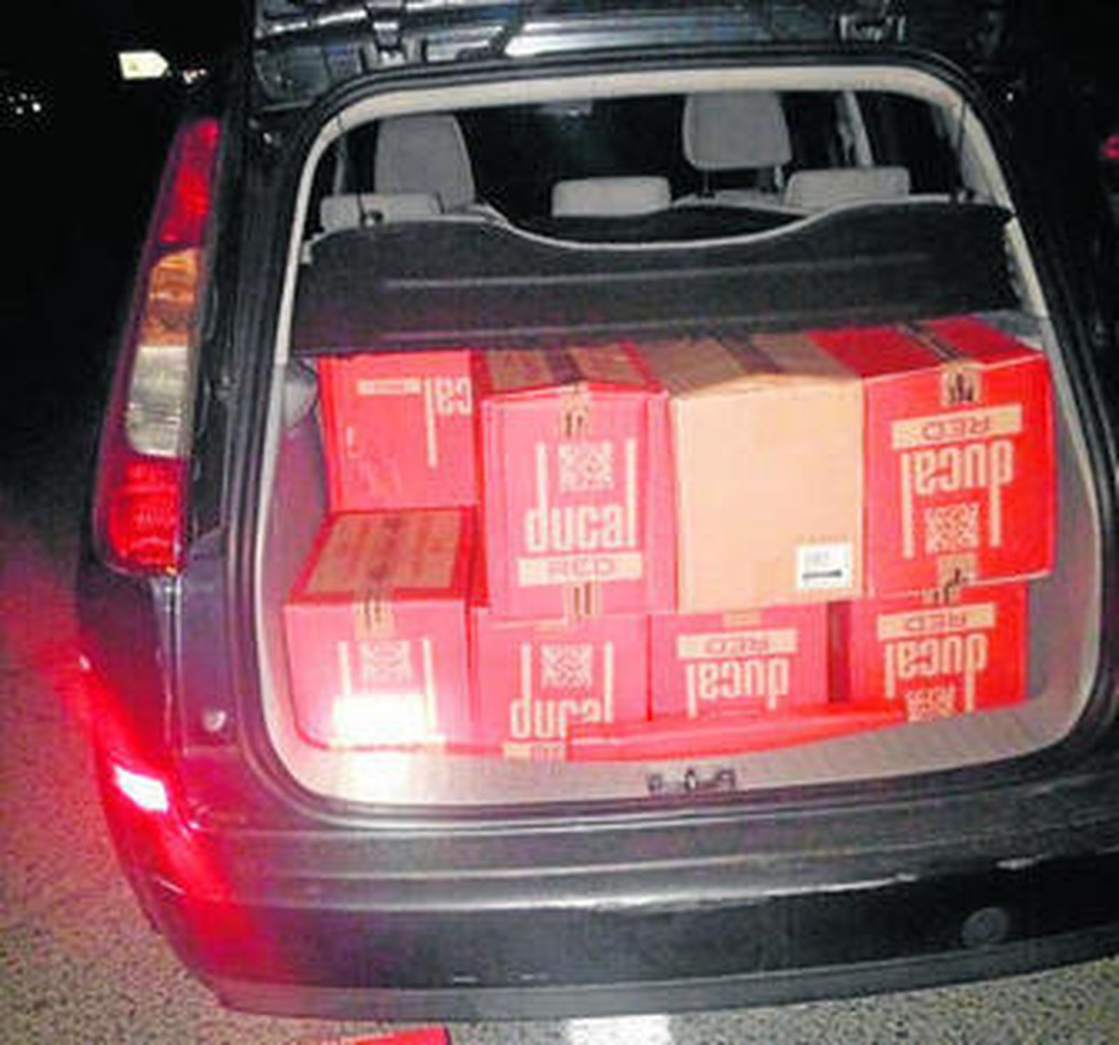 El tabaco era transportado en cajas en el interior de esta furgoneta.