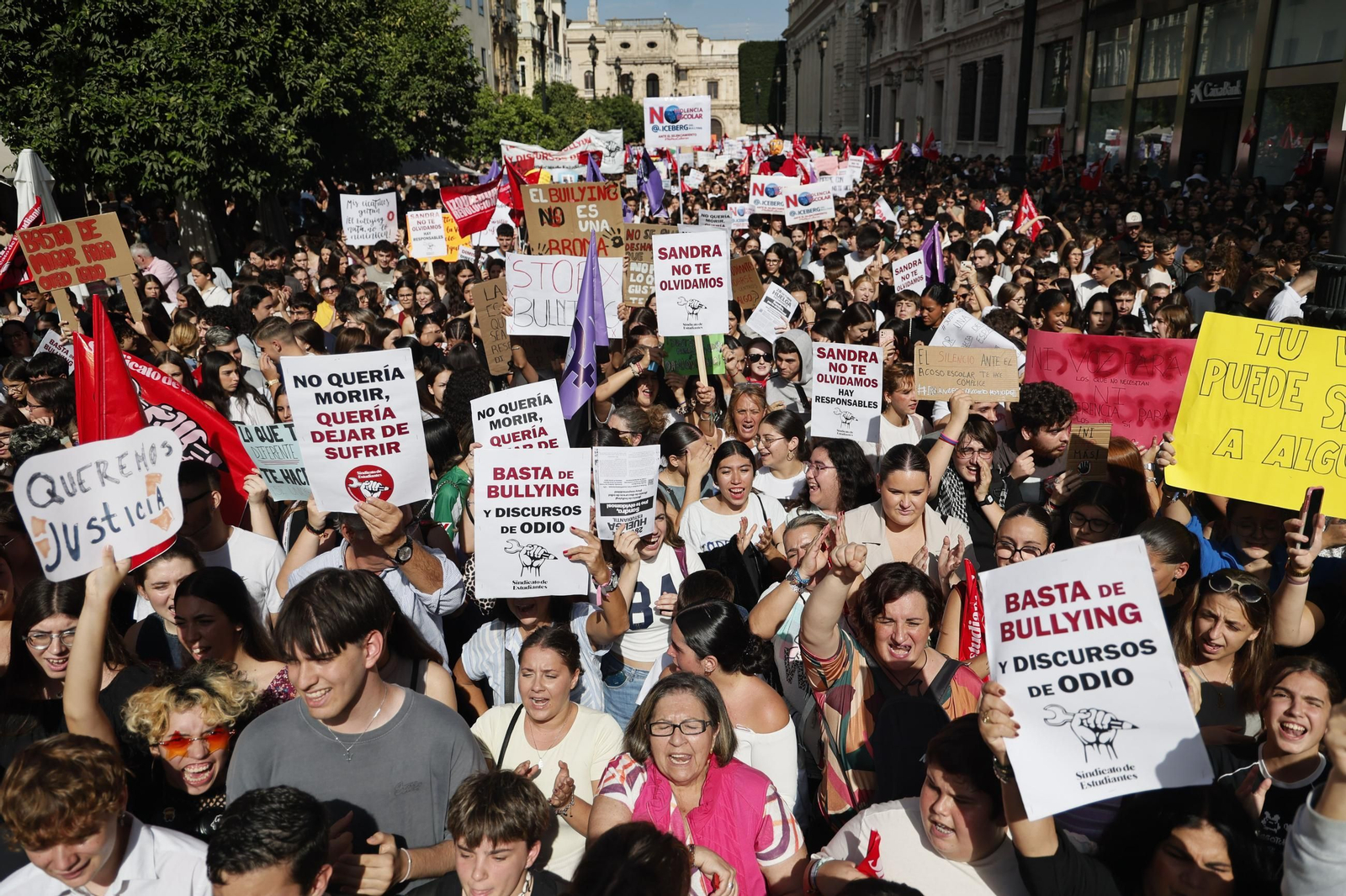 Las imágenes de la manifestación contra el acoso escolar en Sevilla