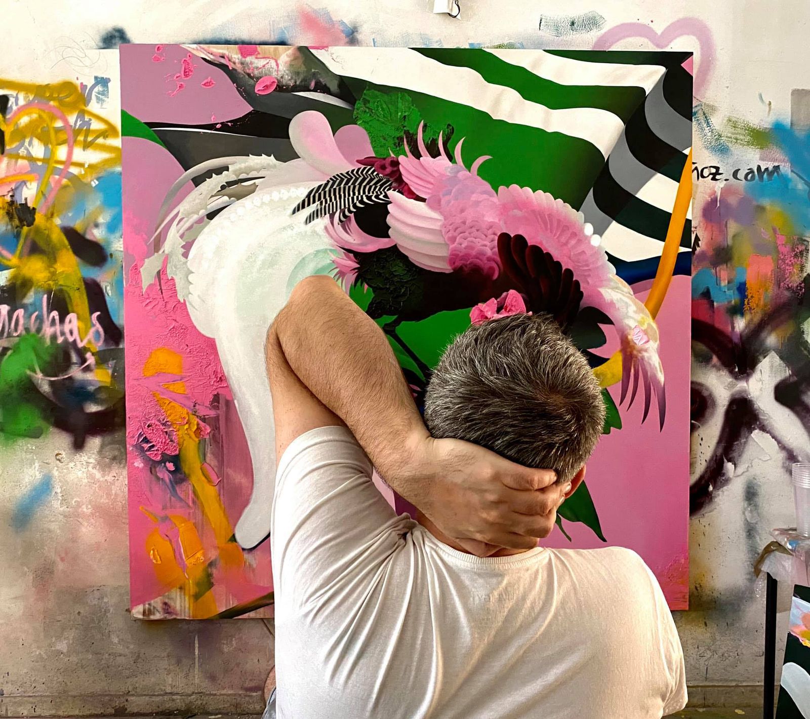 Manu Muñoz contemplando una de las obras que pinta en su estudio de Cabo de Gata.