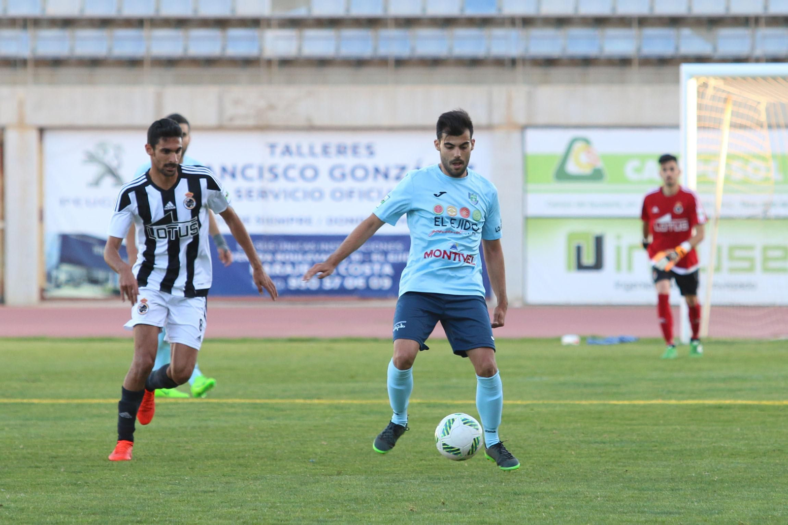 Alfonso persigue a un adversario, ayer en El Ejido.