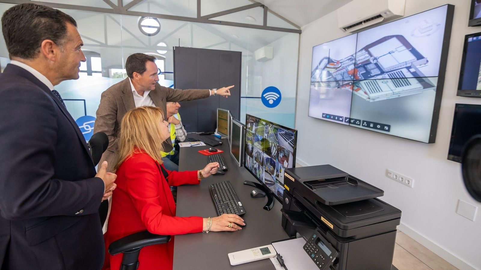 Pilar Miranda en su visita a la nueva sala de telecontrol.