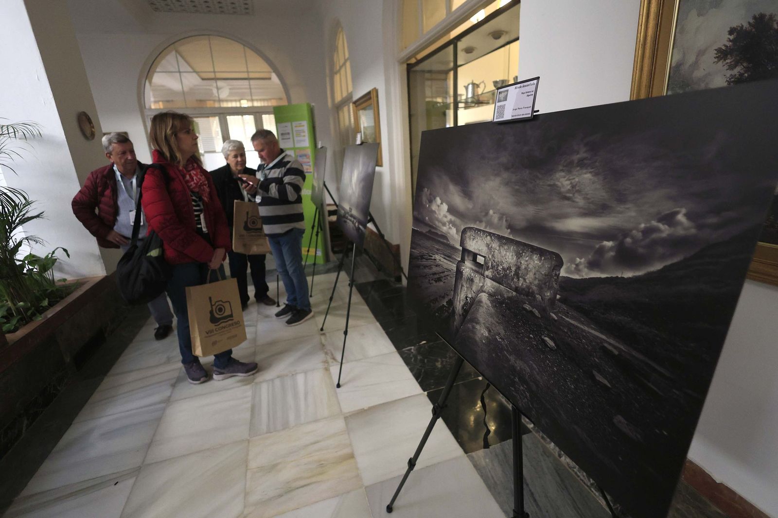 Fotos de las exposiciones "Testimonio de guerra" y "I Concurso Internacional de Fotografía Iulia Traducta" en el Congreso Andaluz de Fotografía en Algeciras