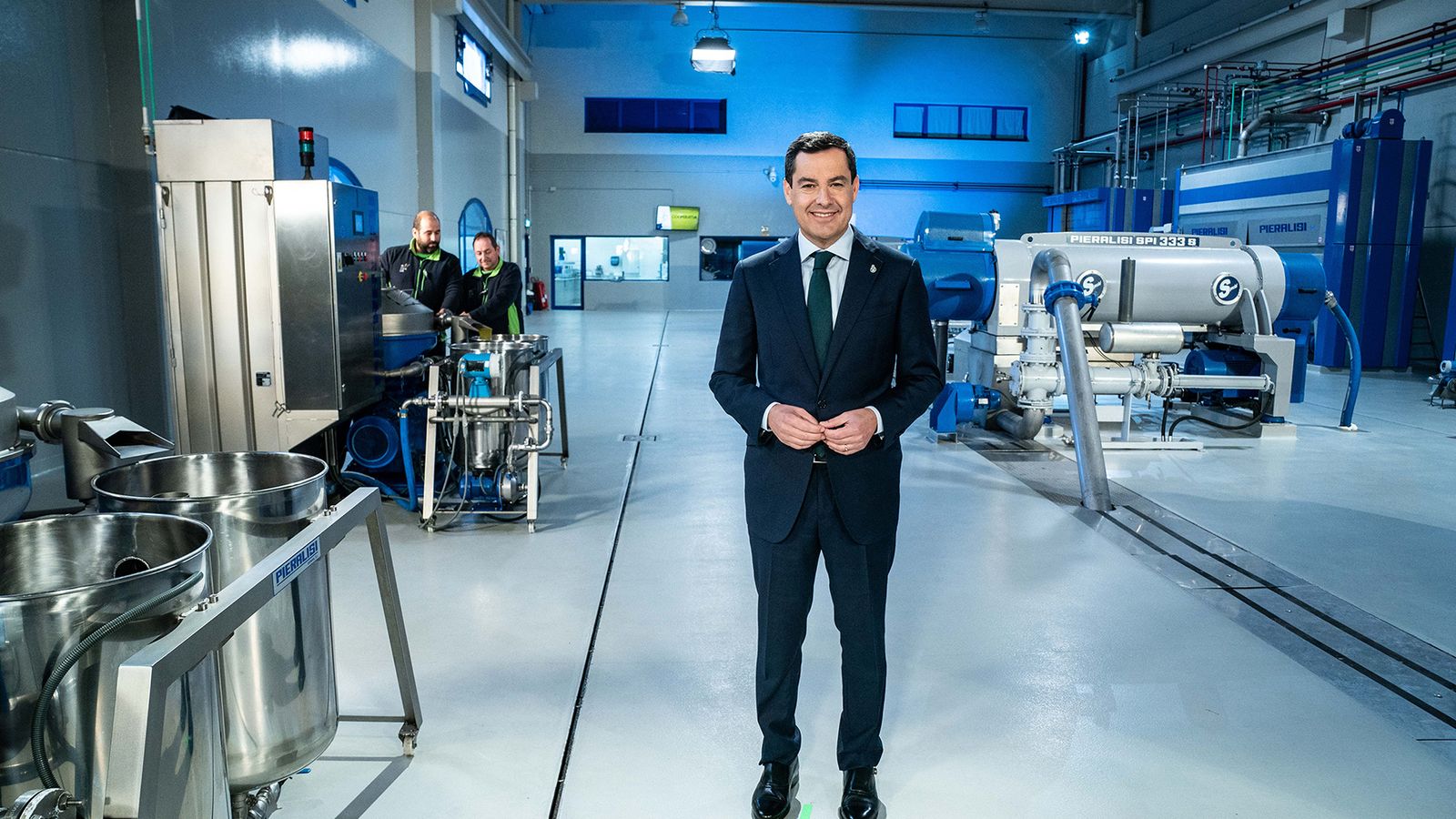 El presidente, durante la grabación del discurso, en la cooperativa Picualia de Bailén (Jaén).