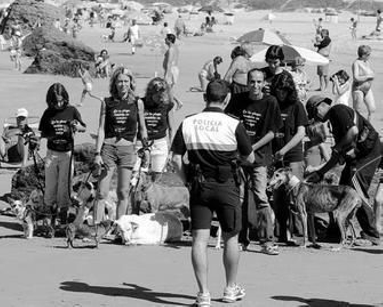 Un agente de la policía local se dirige hacia los voluntarios, el día 18 de agosto.