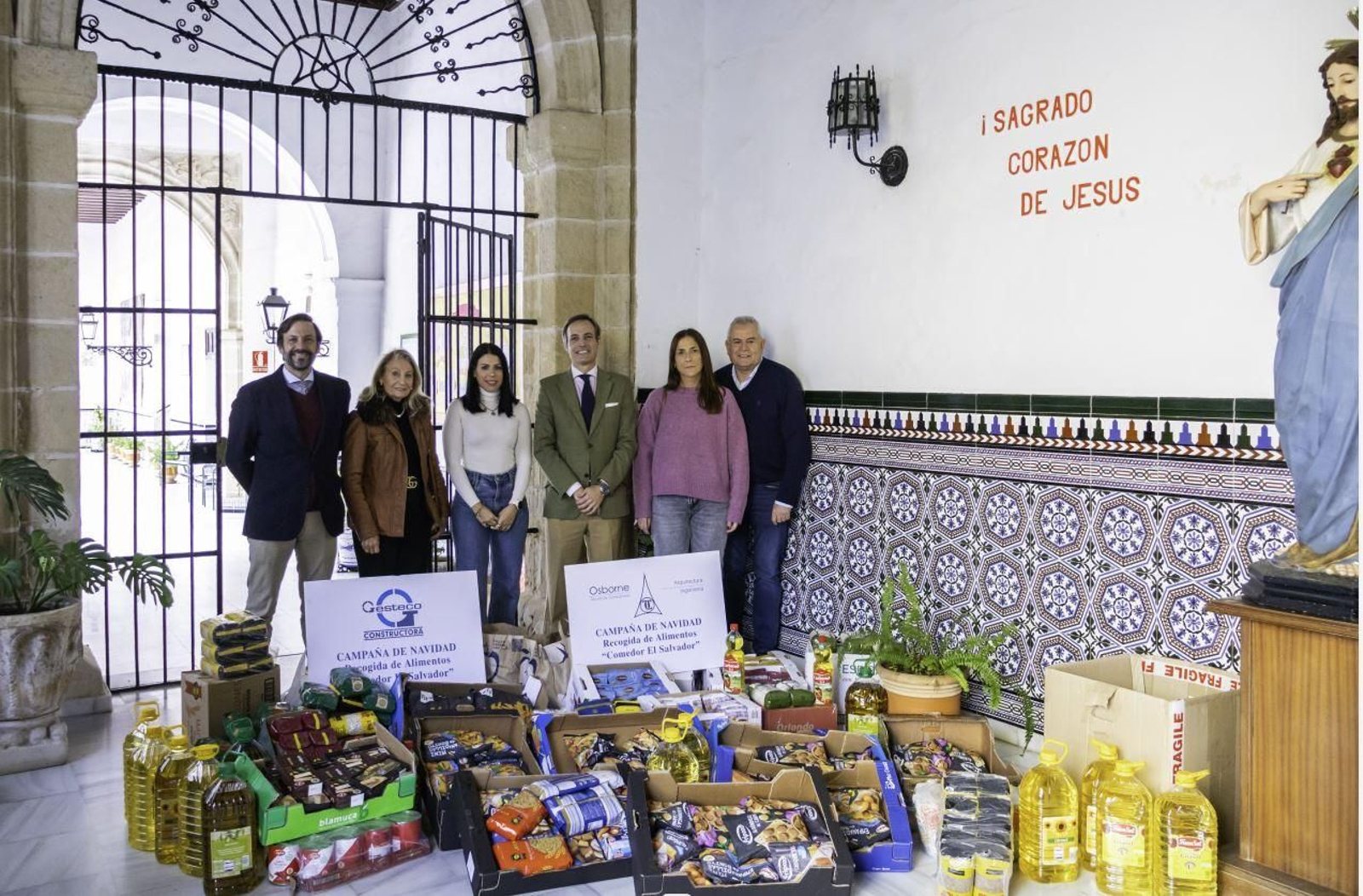 Entrega de alimentos del Grupo de Empresas Álvaro Osborne al Comedor El Salvador.