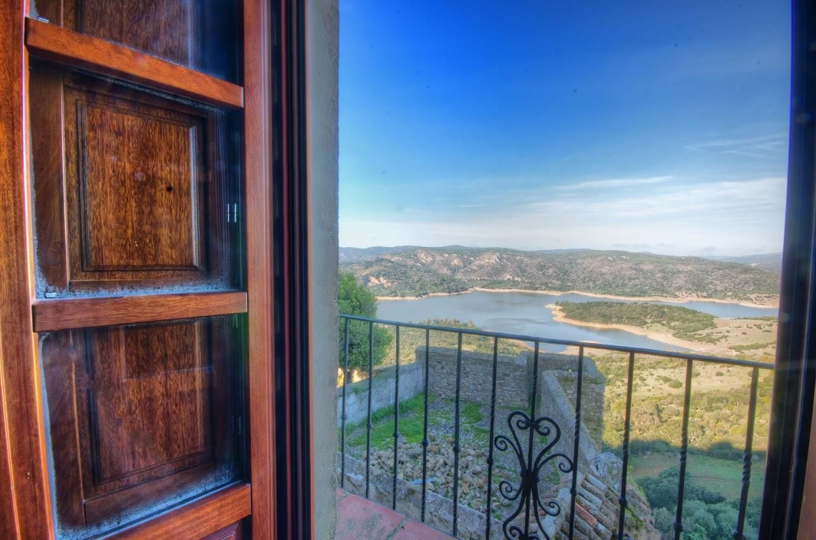 Vista desde una de las habitaciones del Hotel Castillo de Castellar Vista desde una de las habitaciones del Hotel Castillo de Castellar