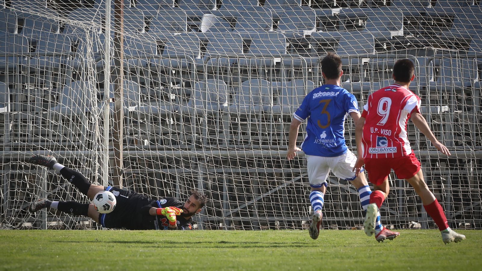 Rubén Zarzuela ataja el balón en dos tiempos. / MIGUEL ÁNGEL GONZÁLEZ