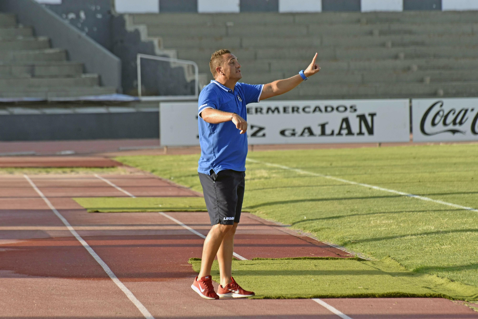 El entrenador de la Balona, Jordi Roger, da instrucciones durante el partido del pasado domingo