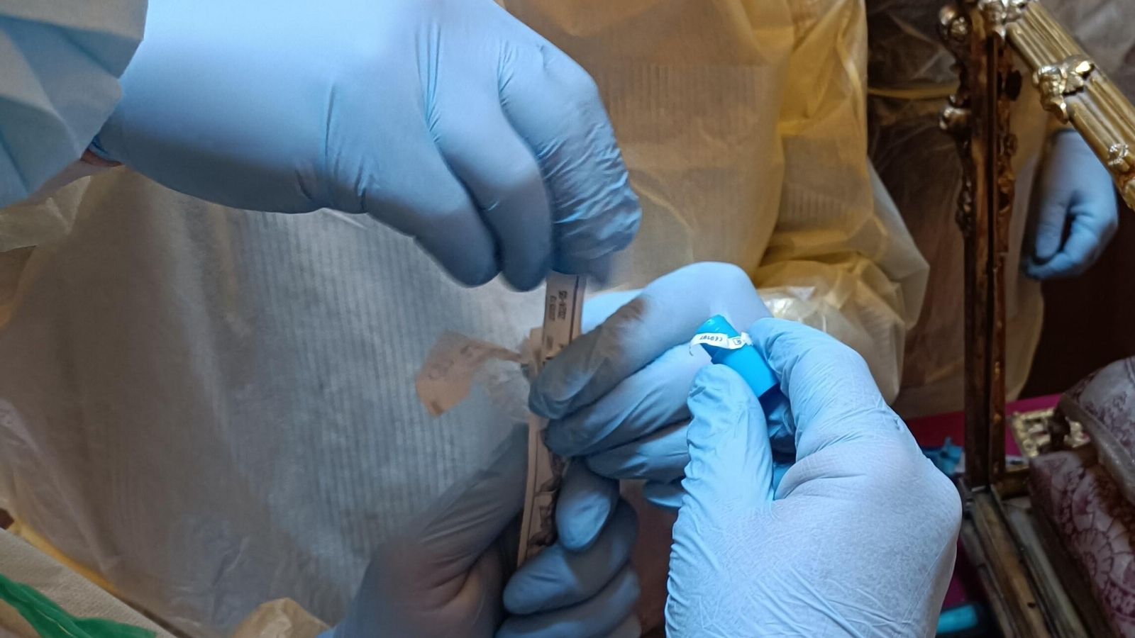 La toma de muestras de los restos del cuerpo incorrupto de San Fernando.