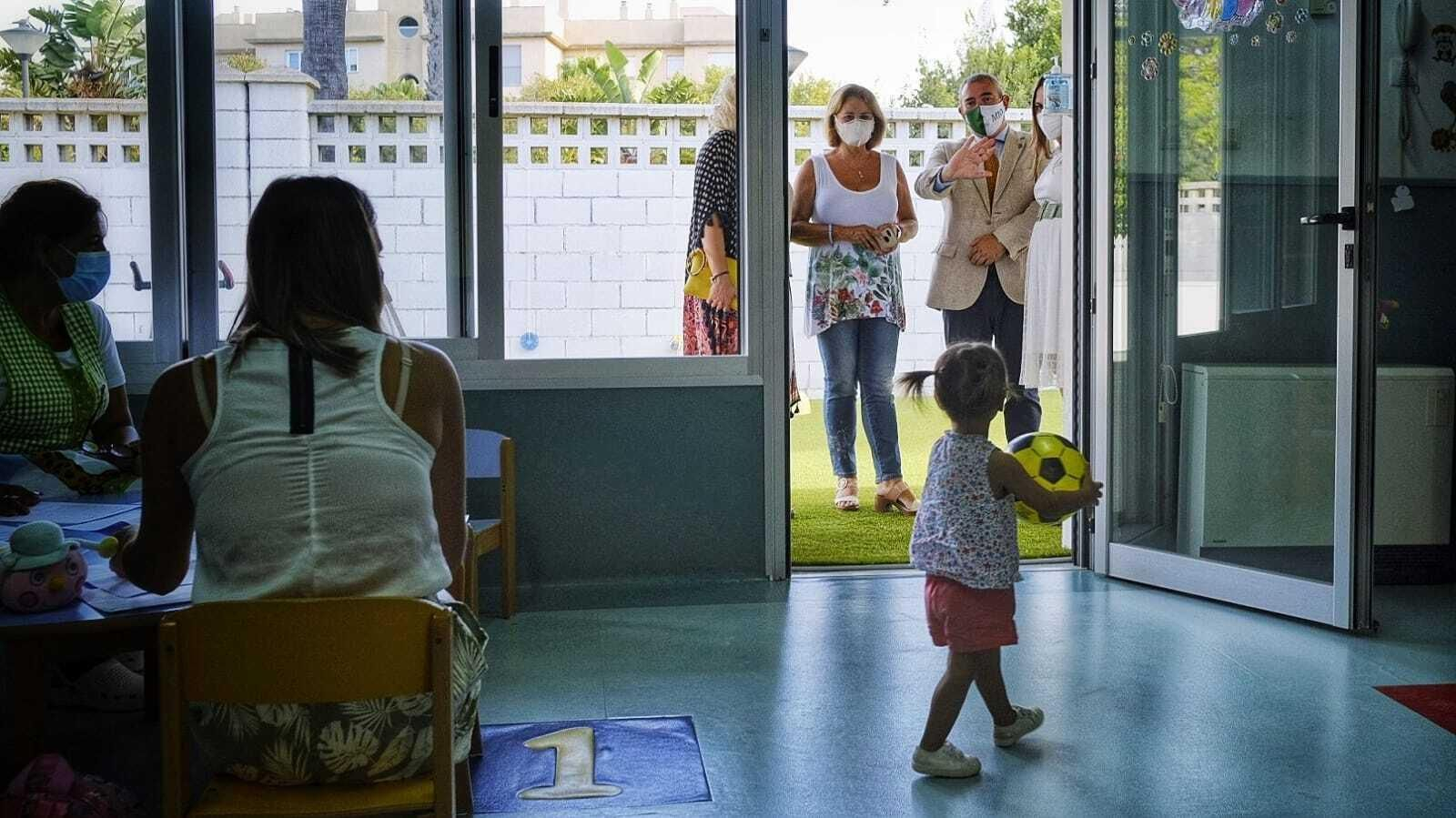 Un pequeña en la Escuela Infantil La Marea, el primer día de clase.