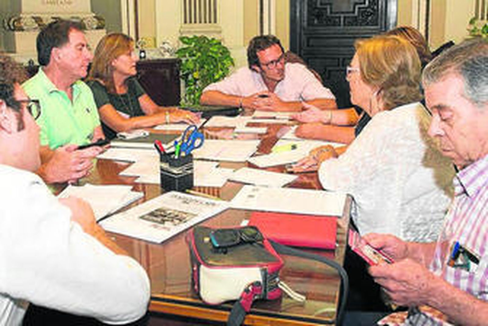 Un momento de la reunión entre elo alcale y Amigos de Fermín Salvochea.
