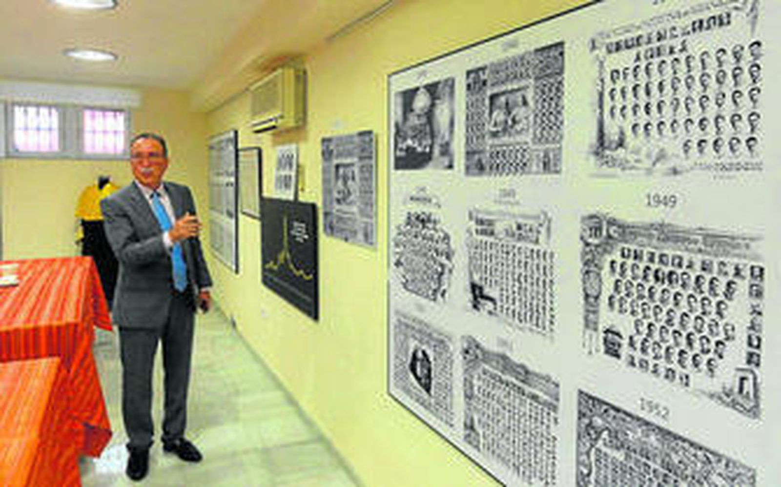 Porfirio Marín Martínez muestra parte de las orlas expuestas en el Colegio de Médicos.