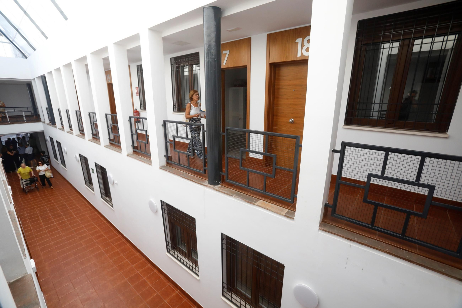 La entrega de las viviendas de la calle Don Rodrigo de Córdoba a 23 personas mayores, en imágenes