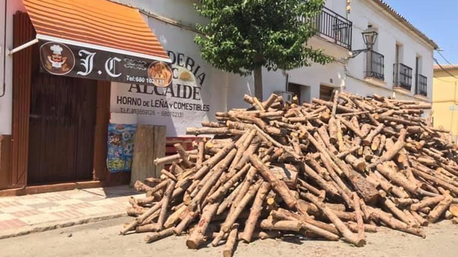 La leña que se utiliza a diario para el horno tradicional de esta panadería.
