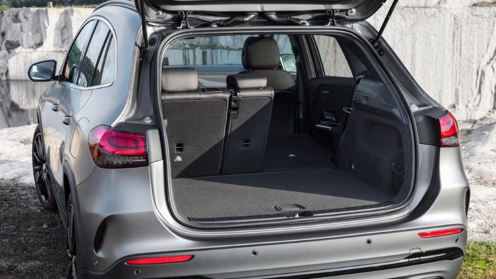 Los respaldos traseros divididos en tres partes, dos si se dispone de la regulación longitudinal de banqueta; el piso del maletero en dos alturas o el respaldo trasero ajustable en varios ángulos, entre sus recursos prácticos.