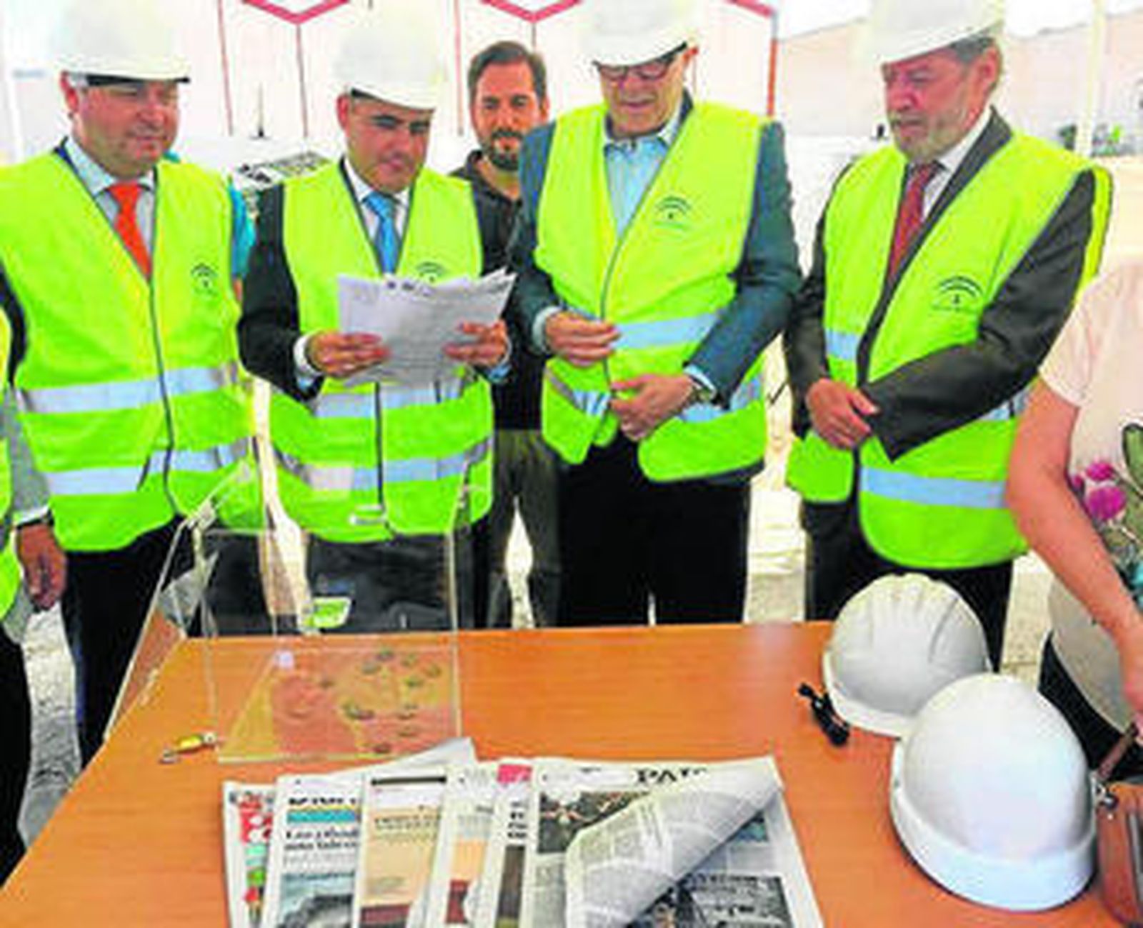 En presidente de la Diputación junto al consejero de Empleo, en Solúcar.