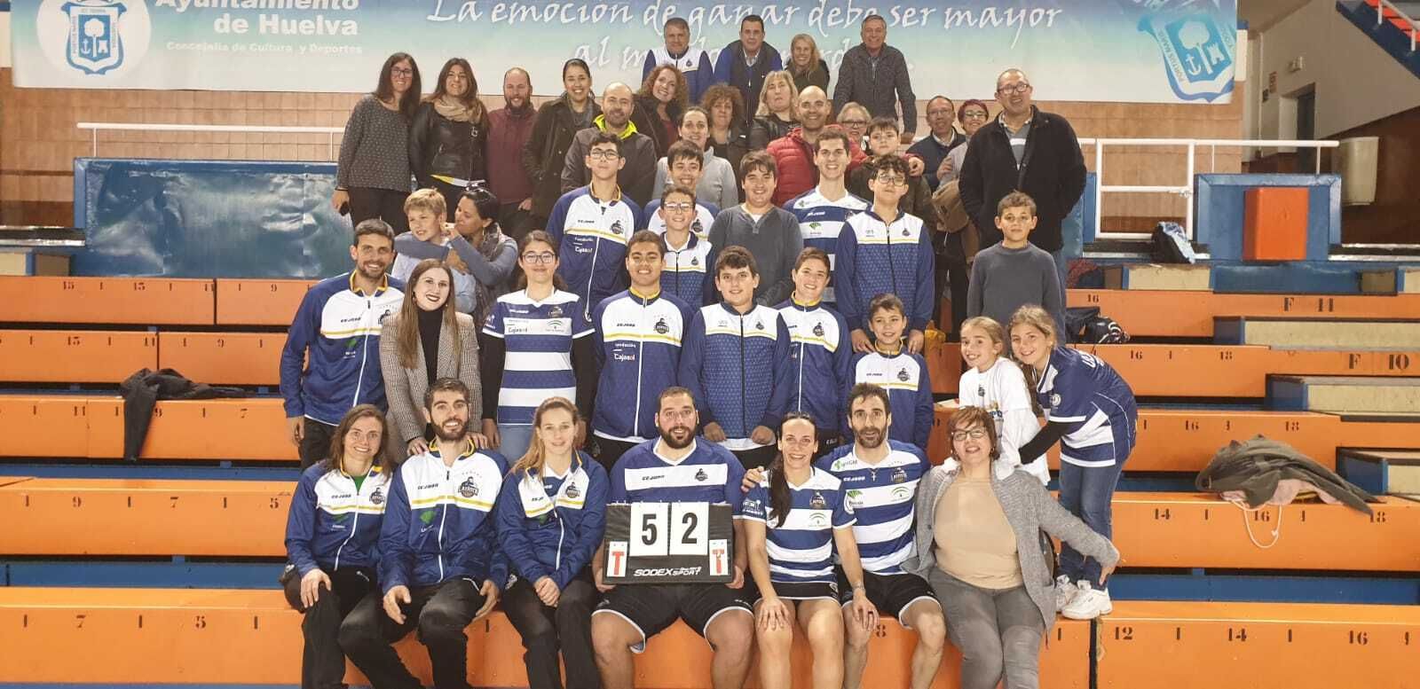 Jugadores y aficionados del Recre IES La Orden posan al acabar el encuentro.