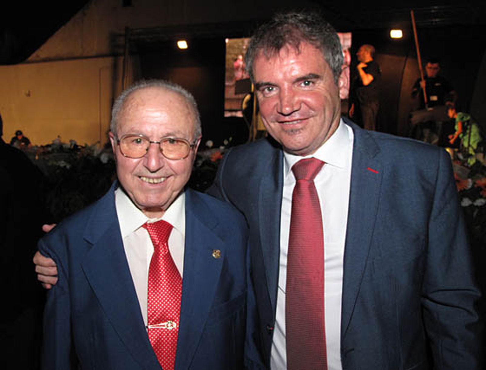 Juan Silveiro de la Chica, trianero de honor, con Manuel Vizcaíno, subdirector general de organización y gestión del Sevilla FC.

Foto: Victoria Ramírez