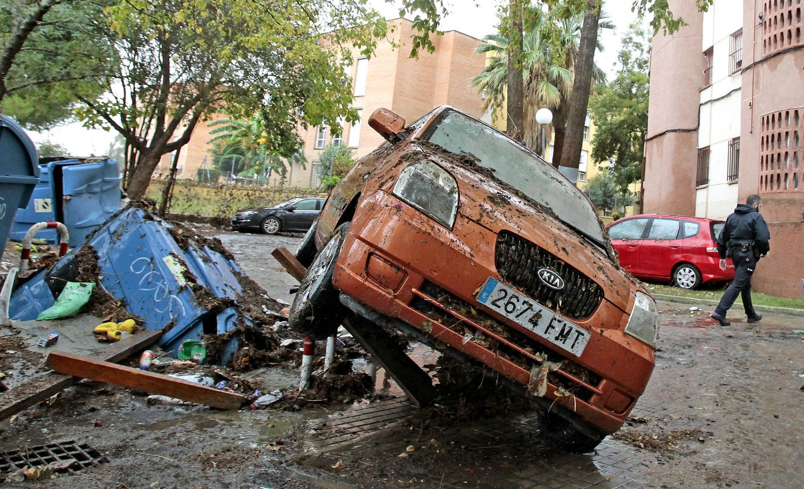 Un vehículo montado sobre los restos de un contenedor en la zona de Delicías.