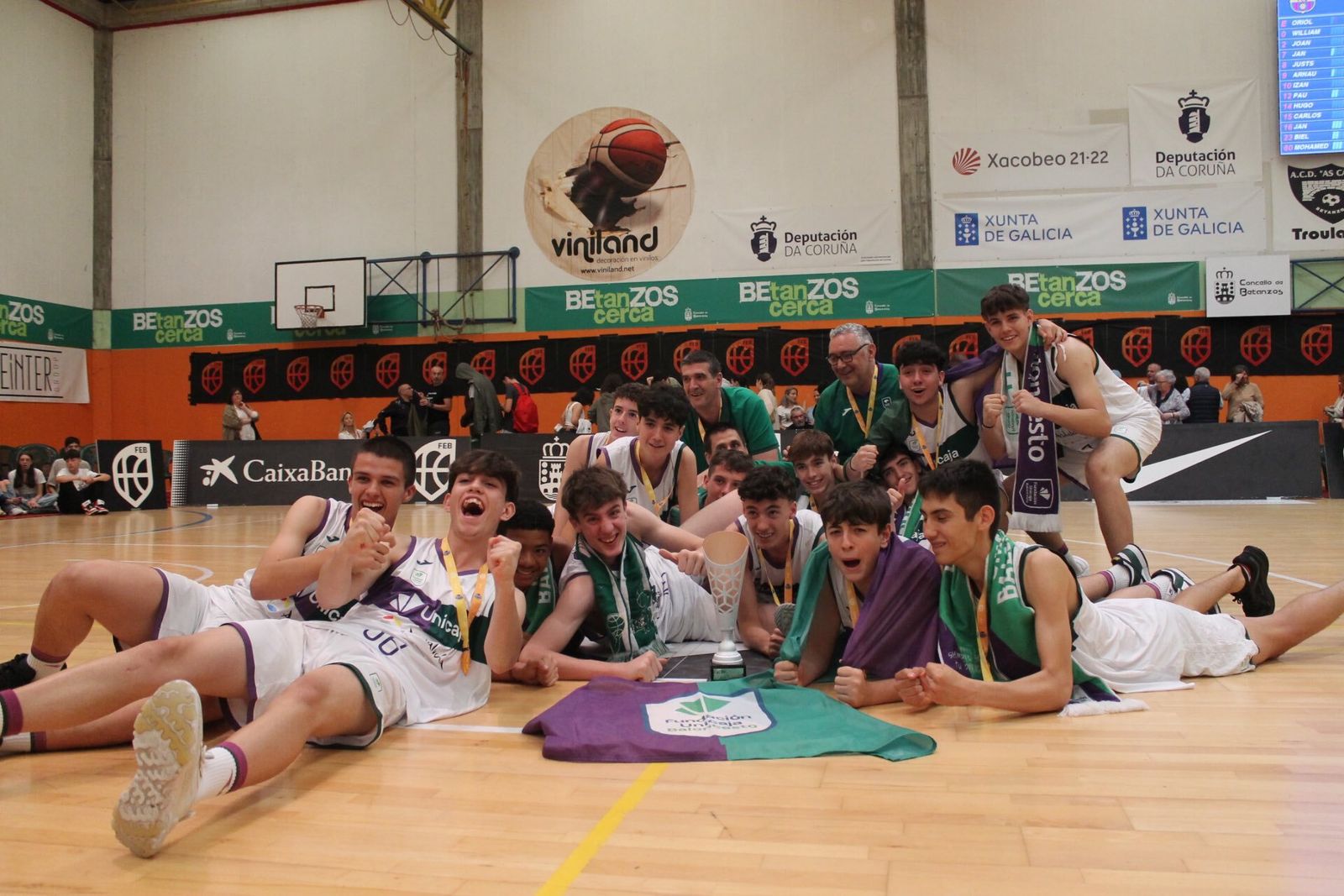 El Unicaja celebra el bronce en el Nacional infantil.