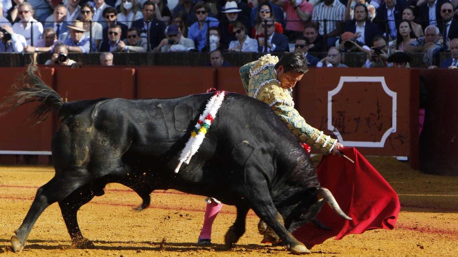 Diego Urdiales con el primer toro.