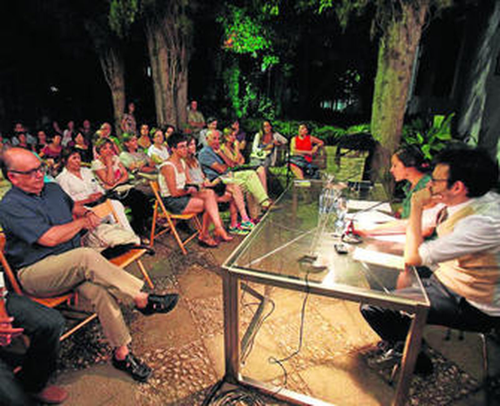El poeta granadino Juan Andrés García Román, instantes antes de su recital.