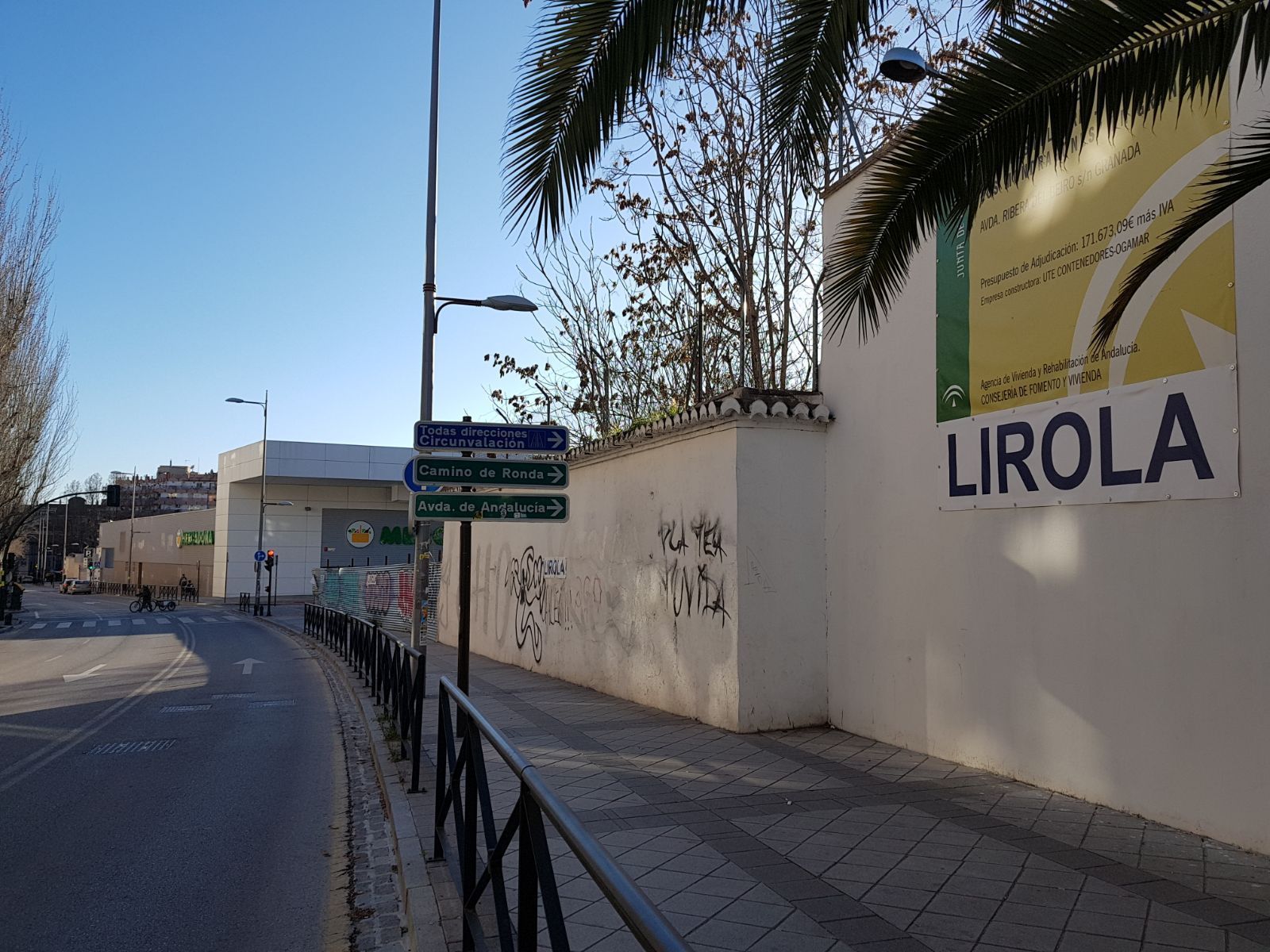 La excavadora empezó a trabajar la pasada jornada en la demolición del enclave.