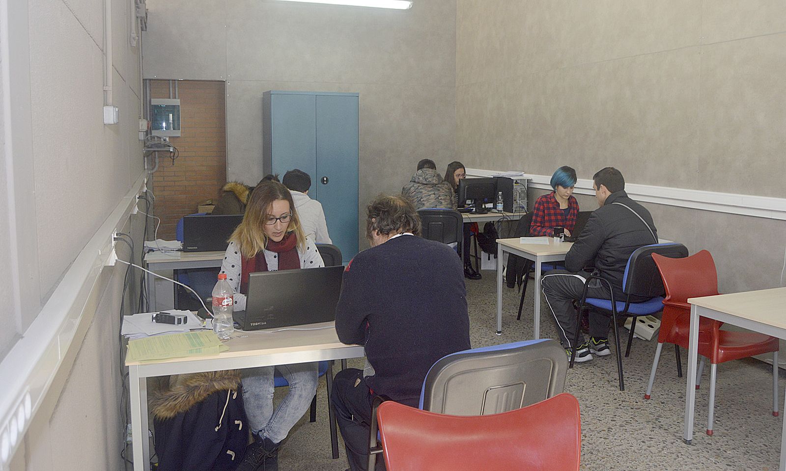 Varias personas entregan su solicitud, ayer, en el espacio habilitado por la sociedad municipal para el proceso.