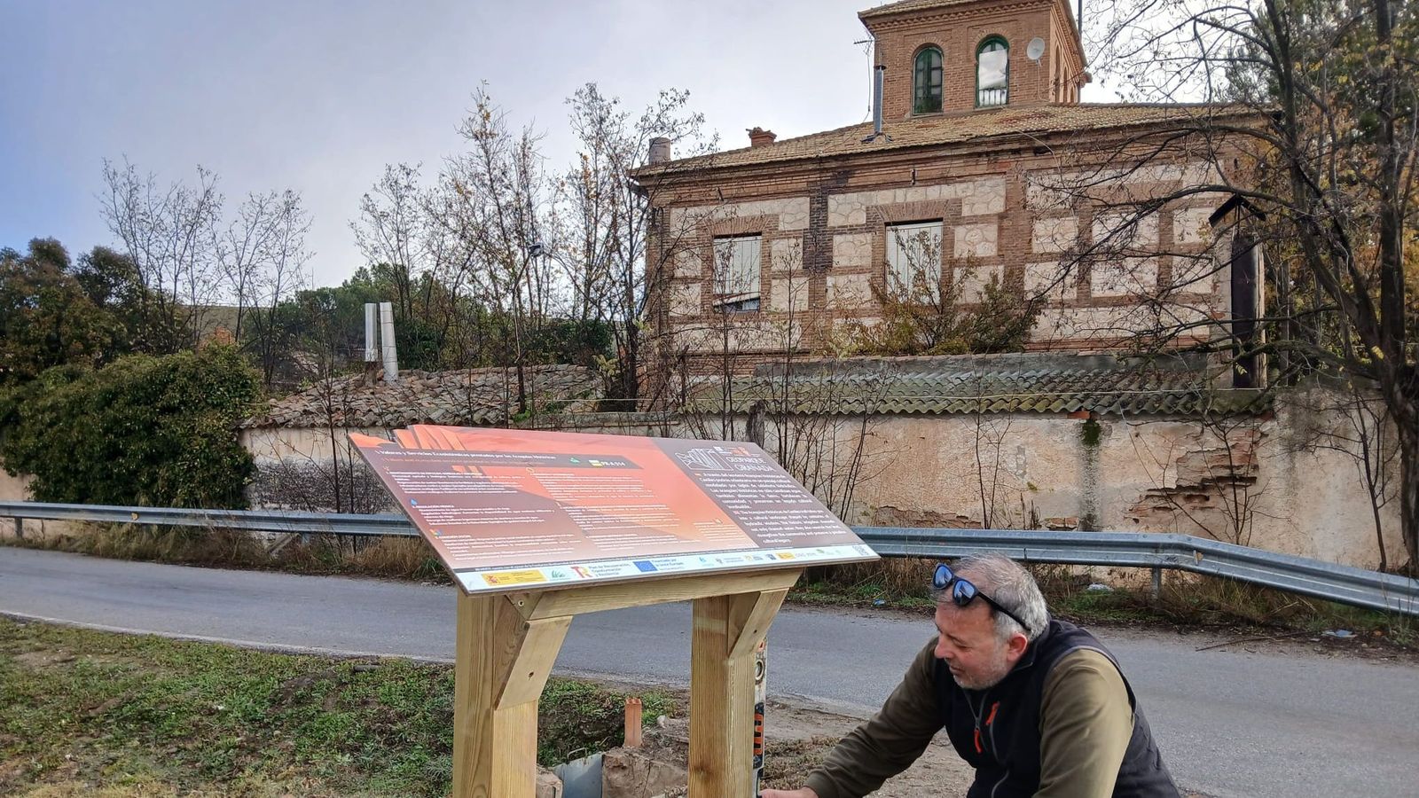El sendero pasa también junto a huellas del pasado industrial del municipio, como la antigua Azucarera de Nuestra Señora de las Mercedes