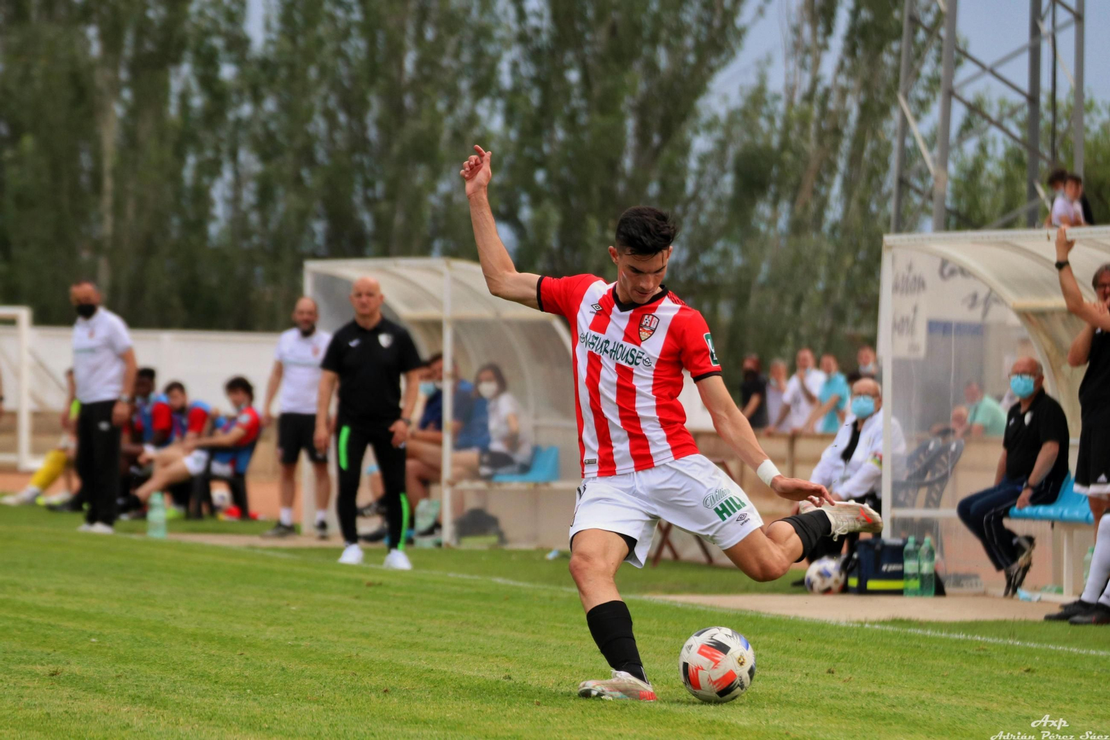 Antonio Jesús centrando una pelota con la UD Logroñés.