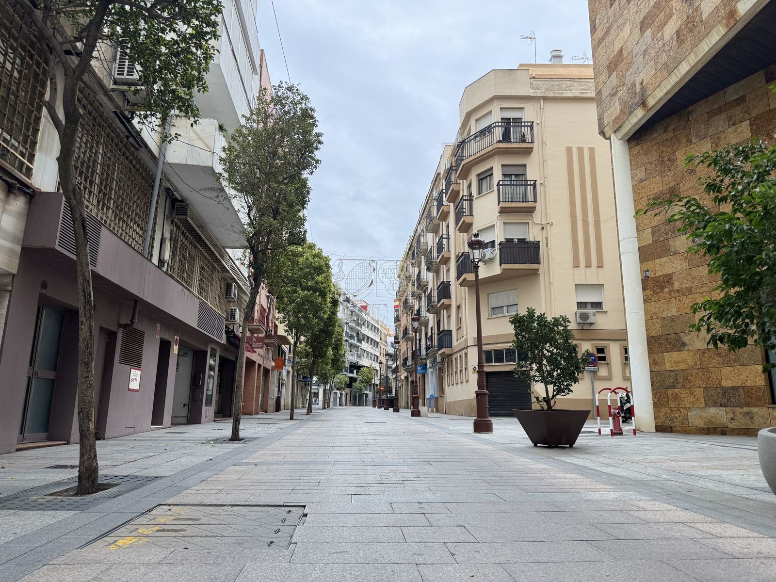 Calle Fernando el Católico, vía peatonal en el centro de Huelva.