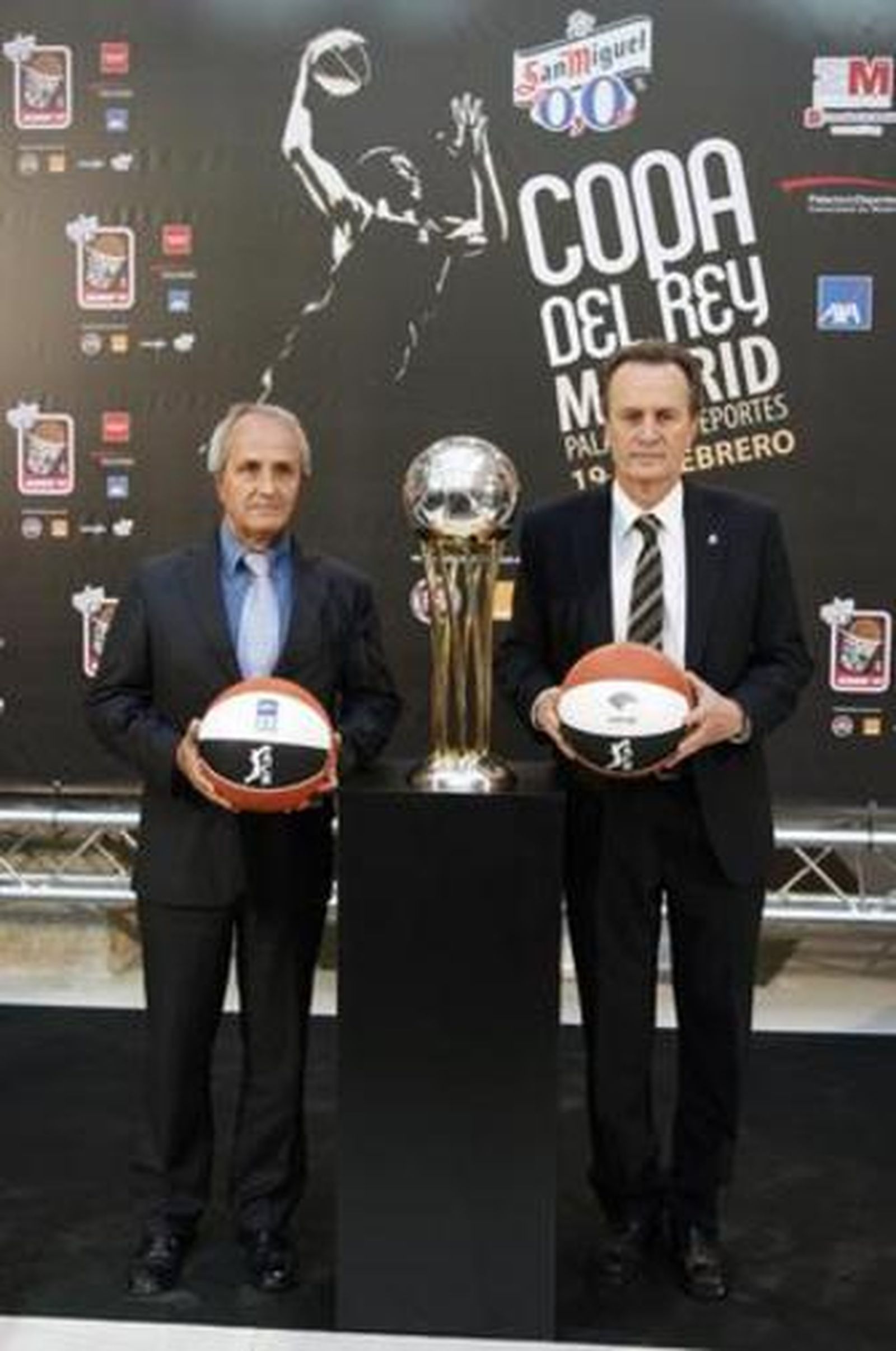 El presidente del Kalise, Lisandro Hernández, y Aíto García Reneses, durante el sorteo.