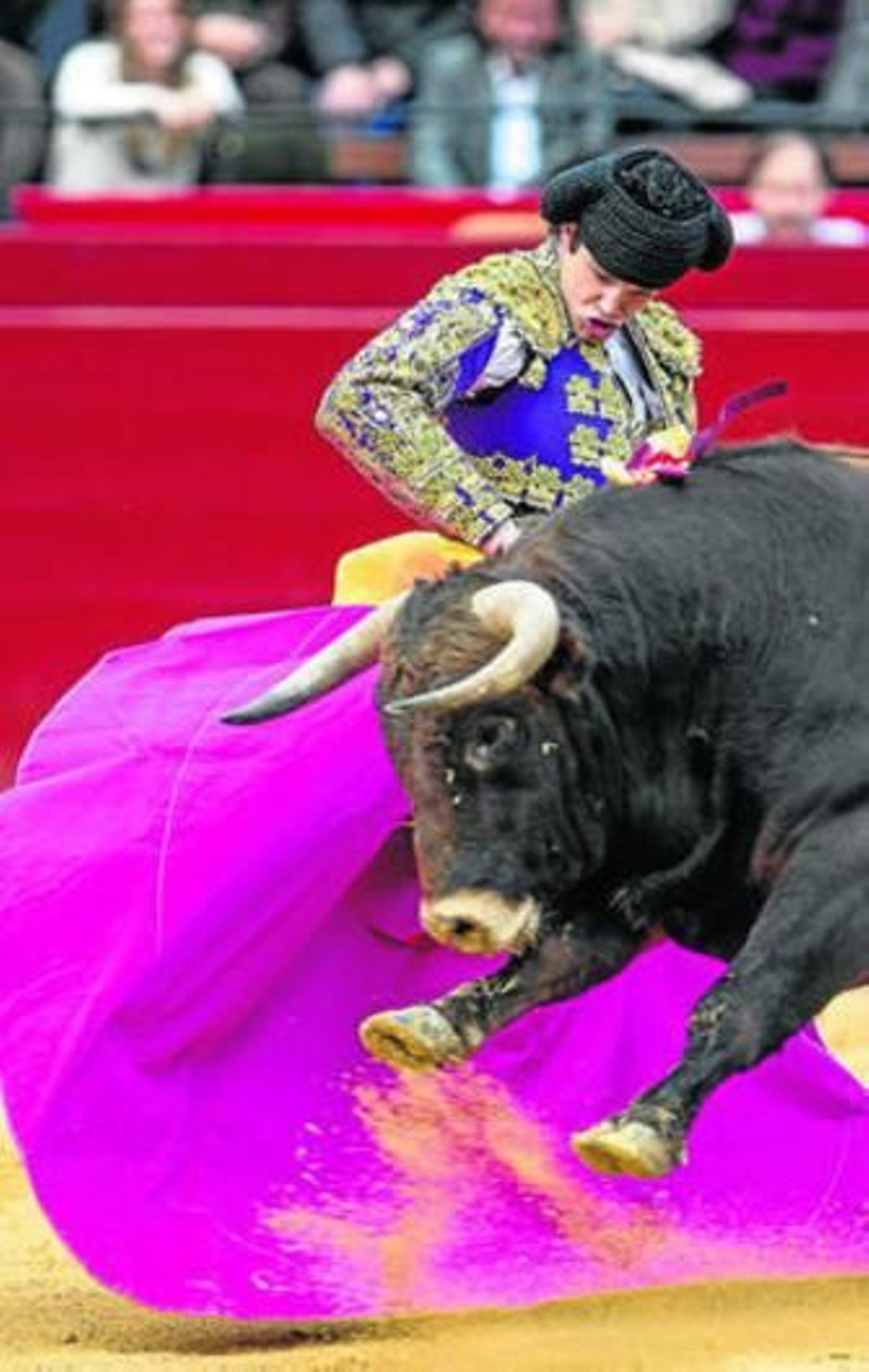 El novillero Cristian Climent, en un lance de recibo.