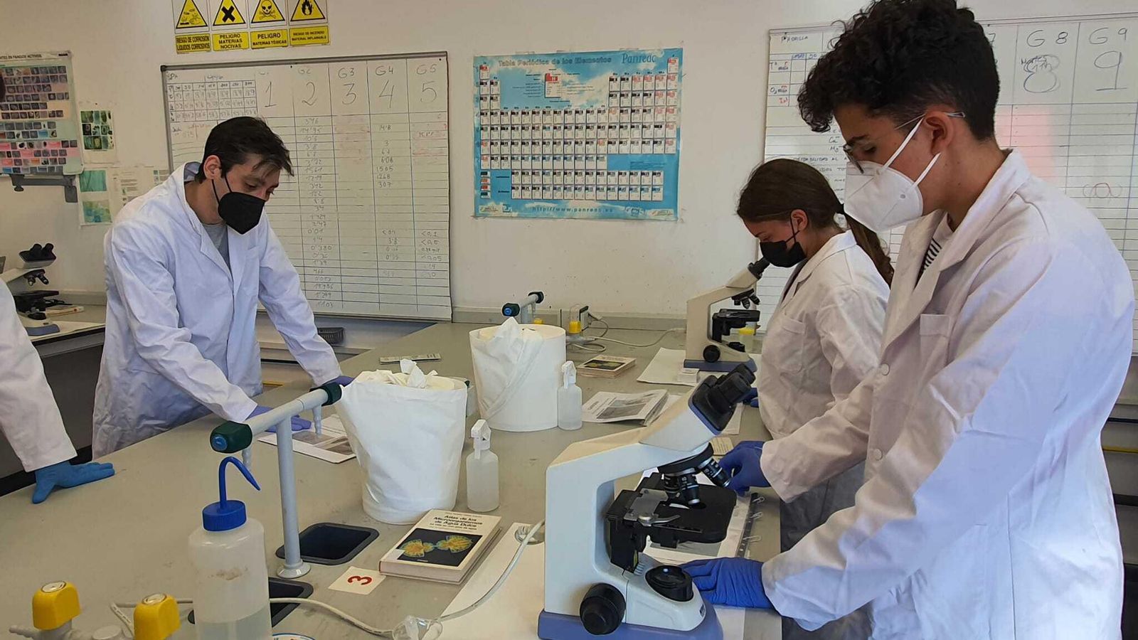 En los laboratorios docentes de la Facultad de Ciencias Experimentales, los alumnos de Secundaria han realizado un análisis microbiológico y químico del agua .