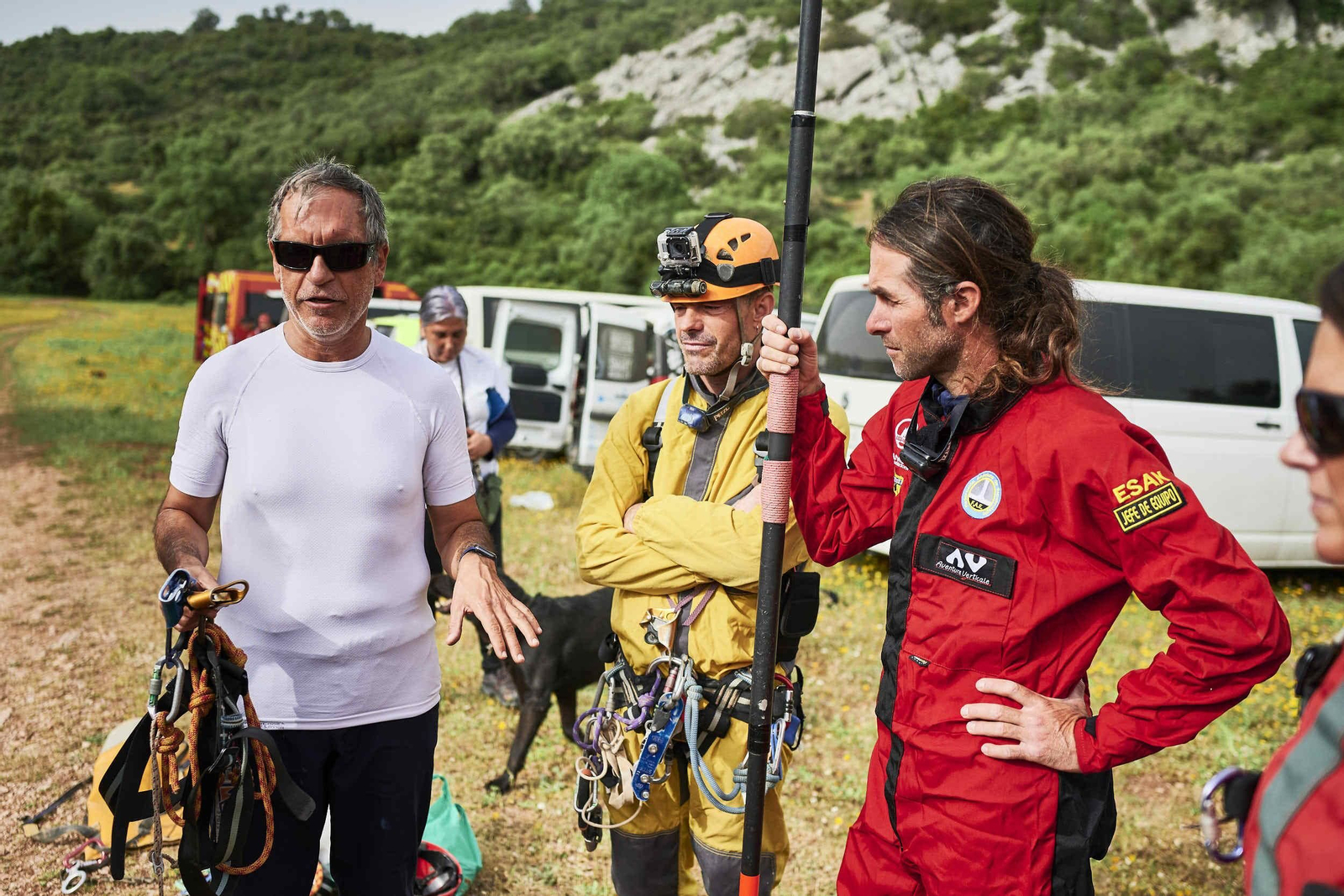 Así descienden dos personas ciegas por una cavidad de 100 metros de profundidad