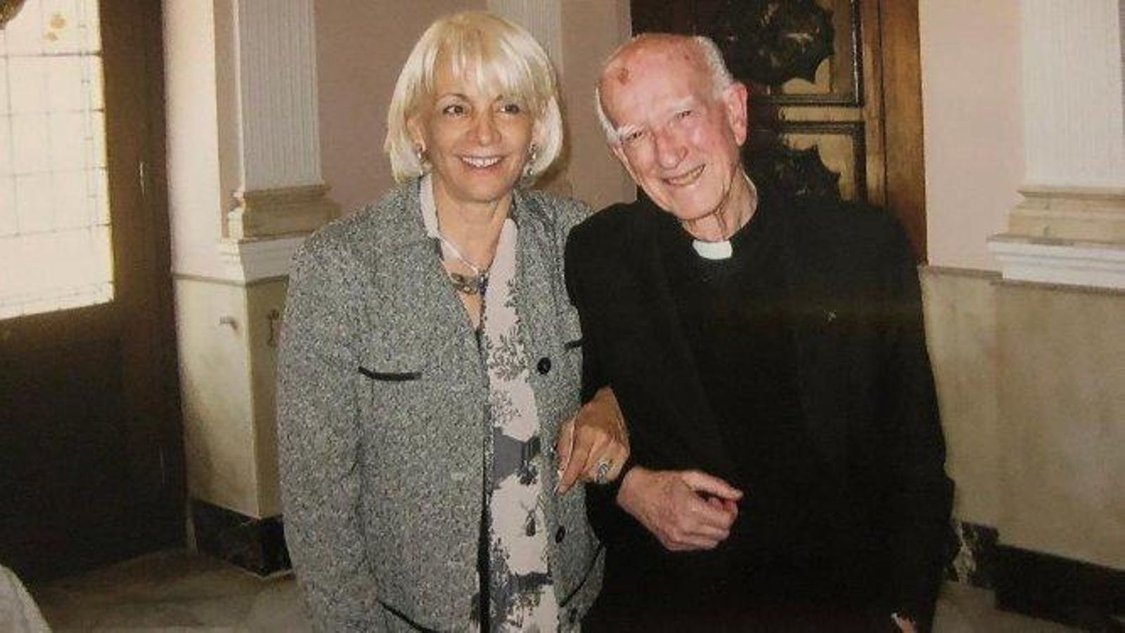 El padre Jorge Loring con Teófila Martínez, el día que recibió el titulo de Hijo Adoptivo de la Ciudad de Cádiz , por su Ayuntamiento.