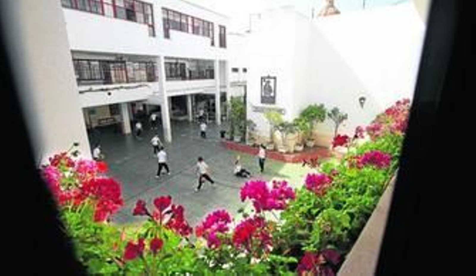 Un grupo de estudiantes jugando en el patio visto desde la planta superior del centro.