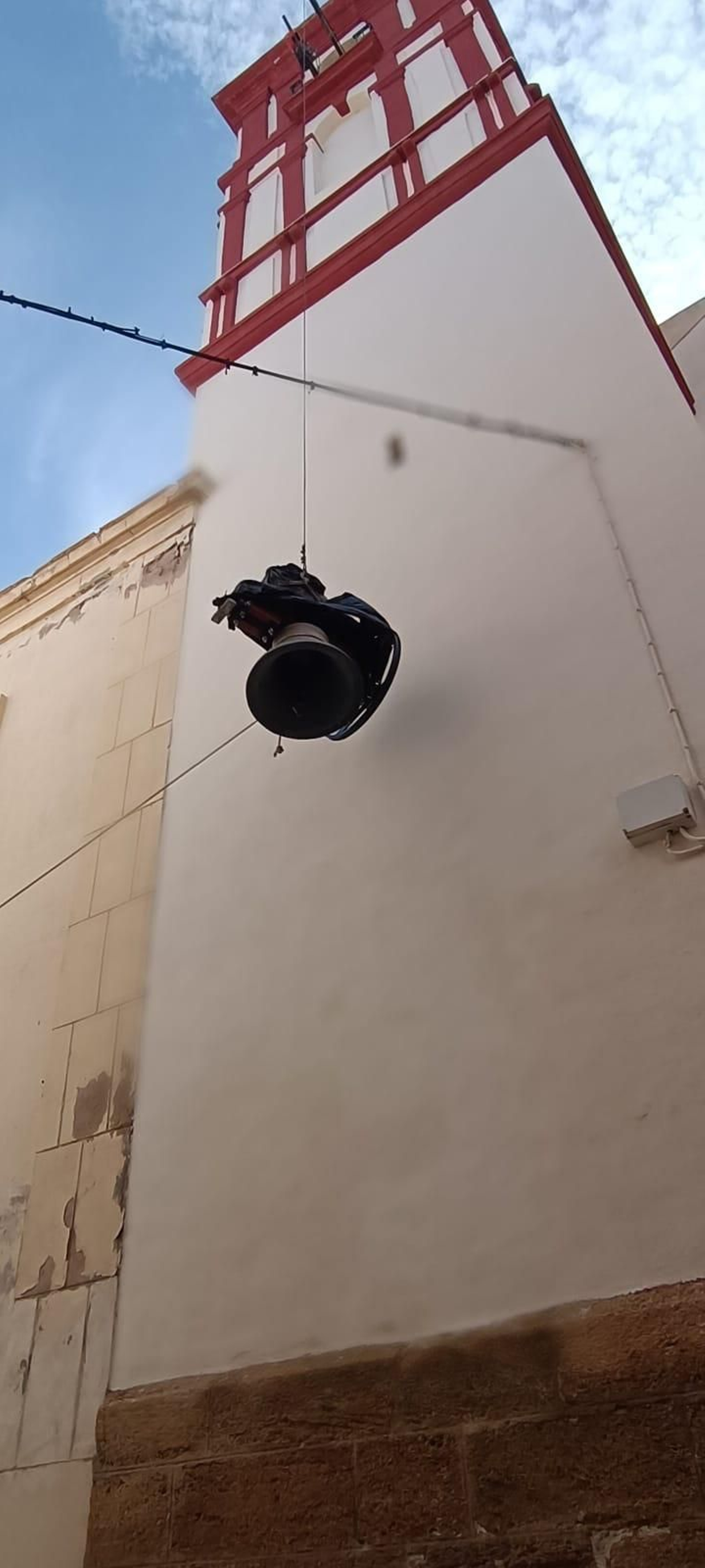 Momento en el que suben una de las campanas restauradas, este martes.