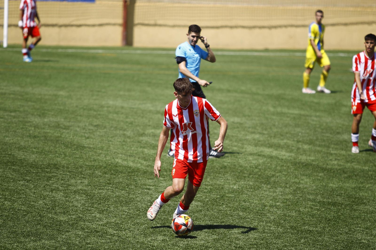 Robledillo conduce el balón durante un encuentro de la pasada temporada en el Francisco Pomedio con el juvenil de la UD Almería.