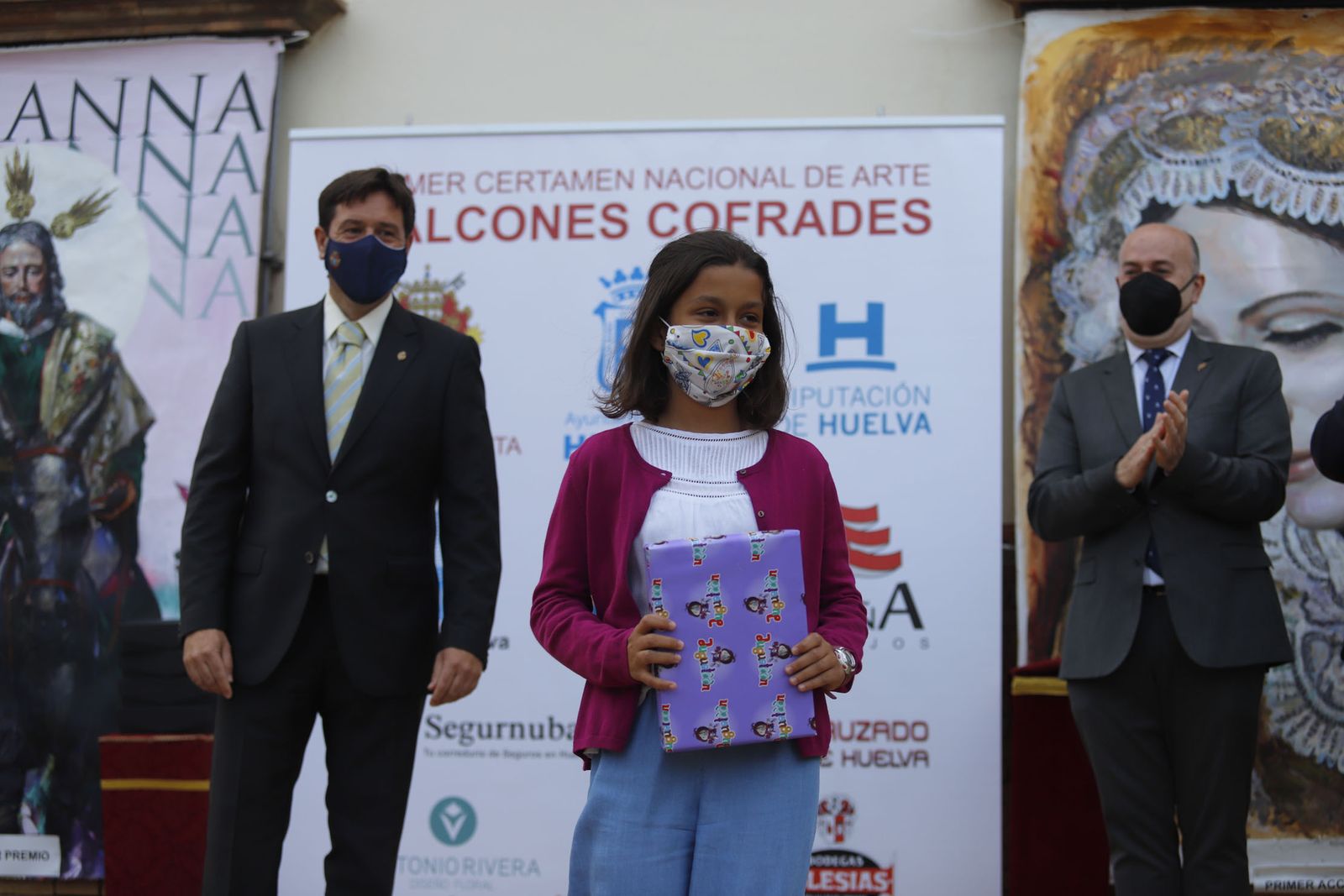 Entrega de los premios del certamen de arte 'Balcones Cofrades' y el concurso escolar de pasos y carteles de Semana Santa 'Ciudad de Huelva'