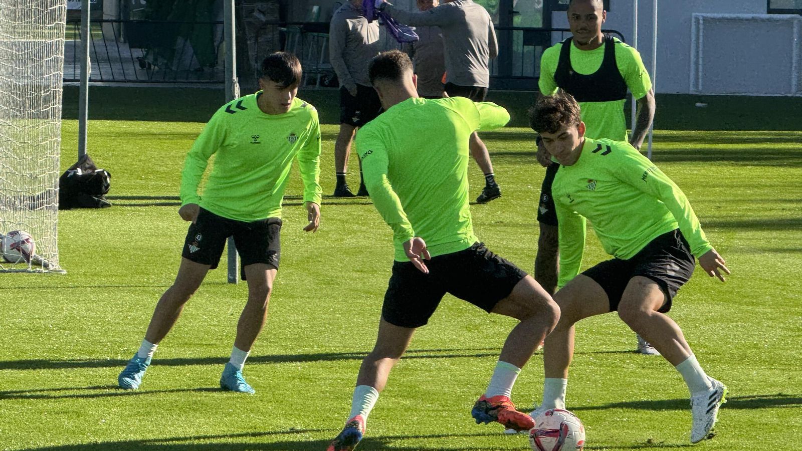 Los canteranos trabajan con el grupo a las órdenes de Pellegrini