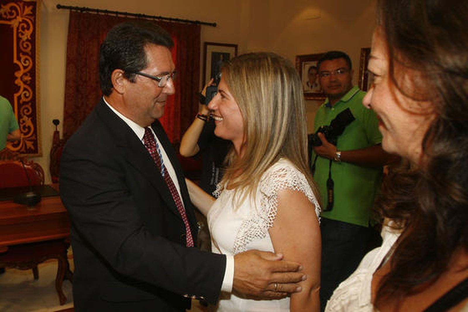 Antonio Peña toma el mando en el Ayuntamiento de Chipiona tras la renuncia de Isabel María Fernández.

Foto: Borja Benjumeda