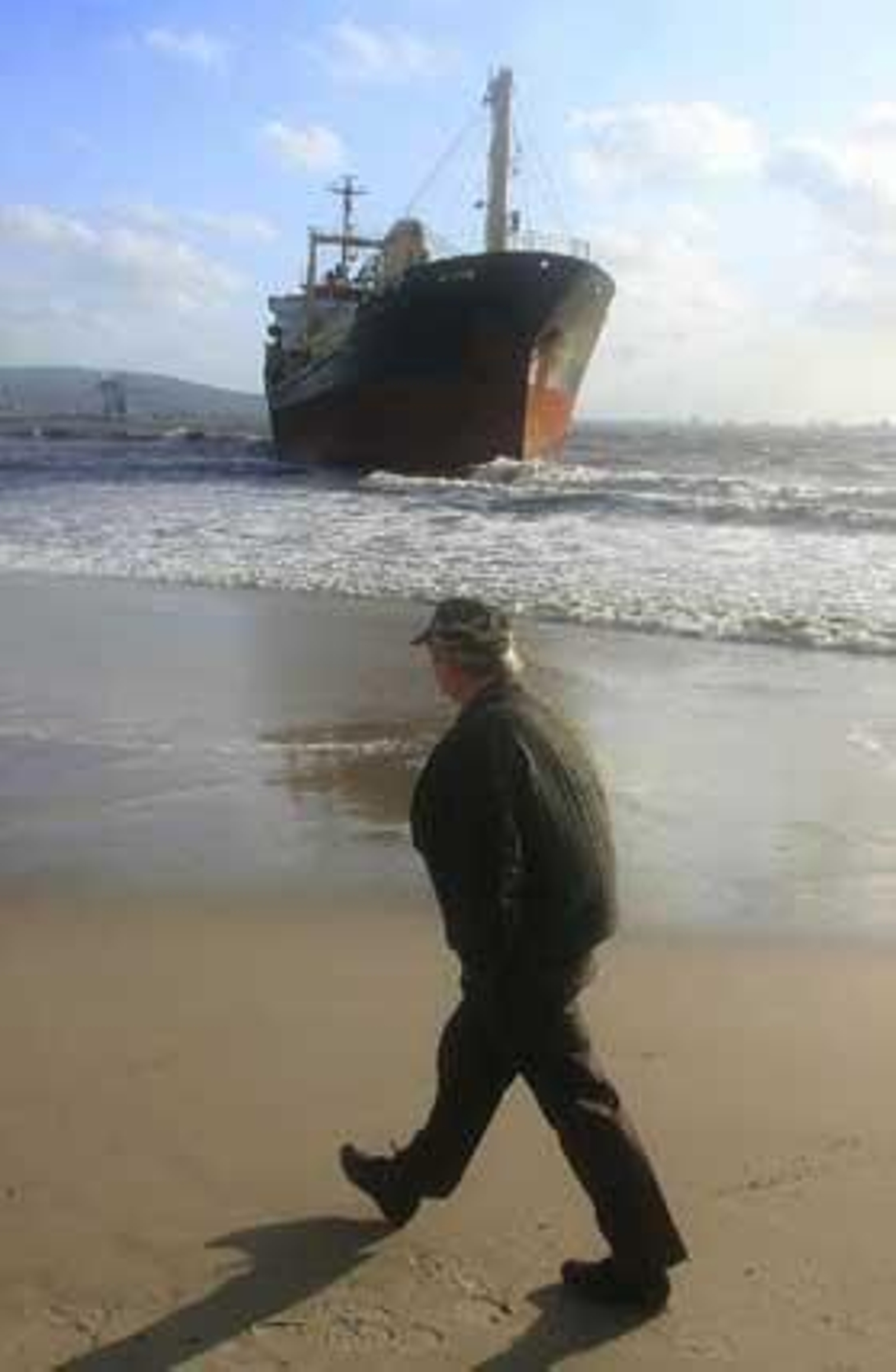 El temporal de Levante hace que el buque 'Rhea' vare en El Rinconcillo tras rechazar la ayuda de Capitanía./Fotos:Erasmo Fenoy 

Foto: Erasmo Fenoy