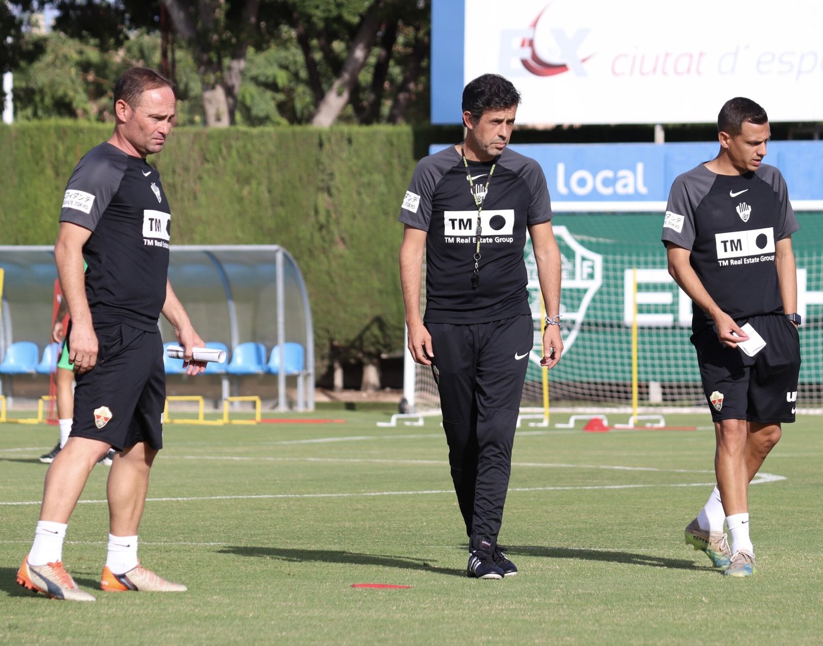 Gallego, en el centro, durante un entrenamiento esta semana con el Elche.