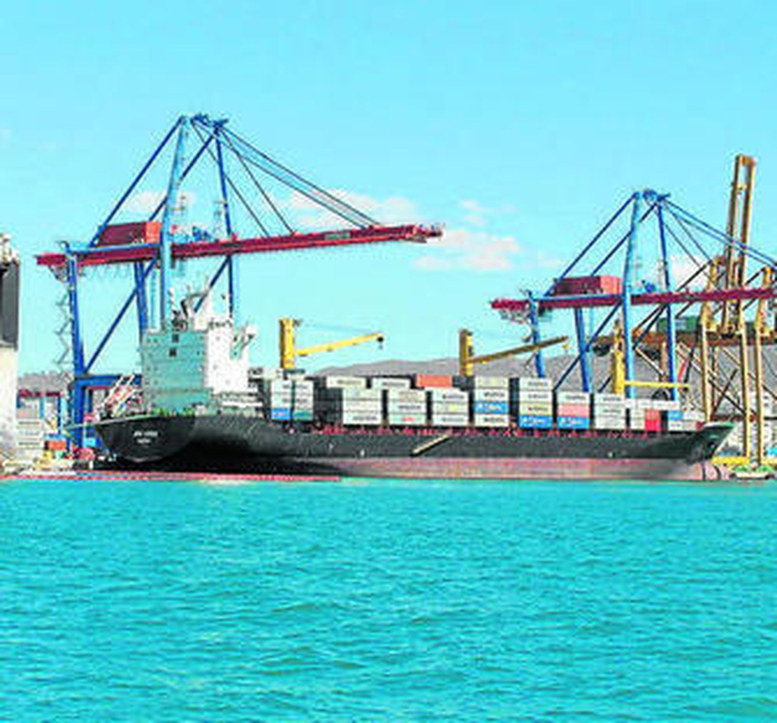 El 'JPO Aries' que inició el tráfico veraniego de portacontenedores en el puerto.